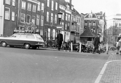 848412 Gezicht op de Vismarkt te Utrecht, vanaf de Lichte Gaard, met links op de Maartensbrug een reclameauto van ...